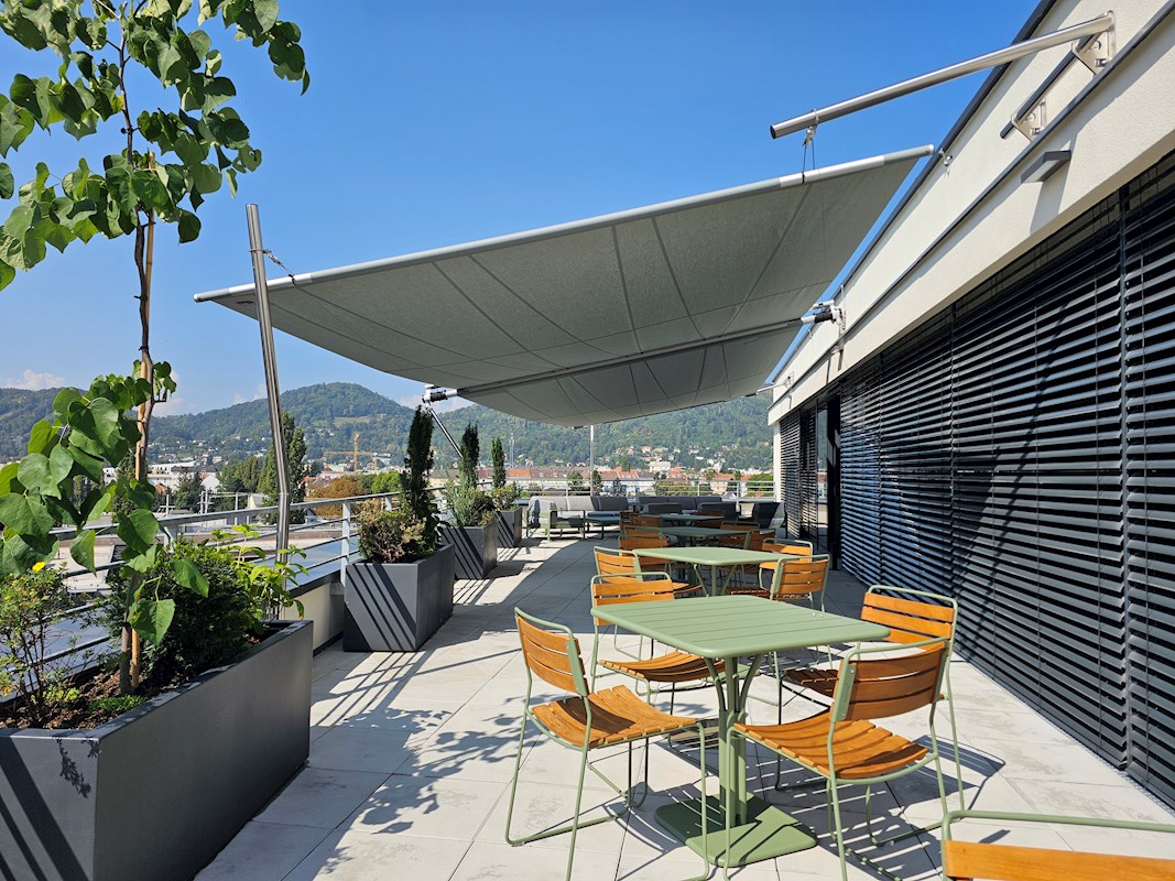 Dachterrassen-Beschattungen mittels aufrollbaren Sonnensegel fr ein  IT-Bro in Graz